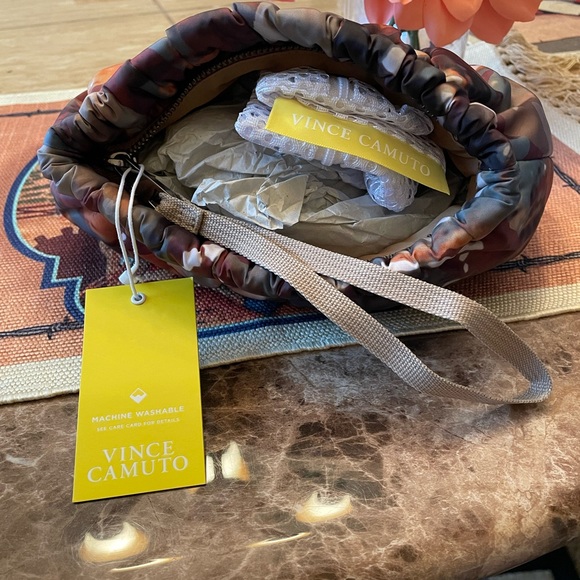 Vince Camuto Clutch NWT 10 X 6 - Picture 15 of 15